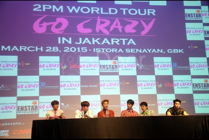 Personil boyband asal Korea Selatan 2PM hadiri press conference di Jakarta