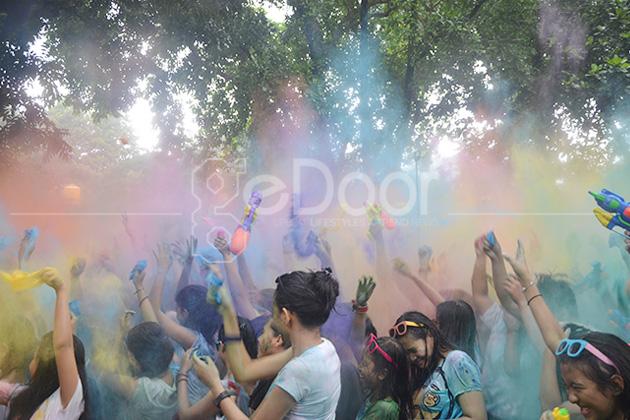 Holi Water Festival 2014 Bertabur Cat Warna-Warni Dan Perang Pistol Air