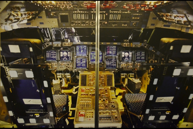 Ilustrasi bagian depan pesawat luar angkasa