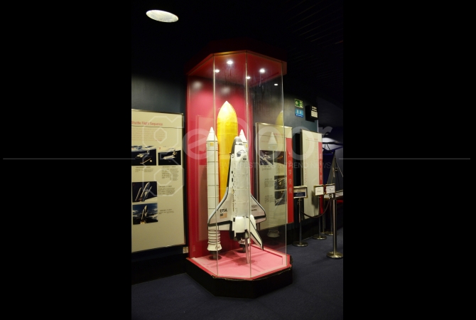 miniatur pesawat yang membawa apara astronot ke luar angkasa
