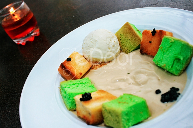 Honey Toast, Pandan Chiffon with Coconut Soup Di Cafe Hyde