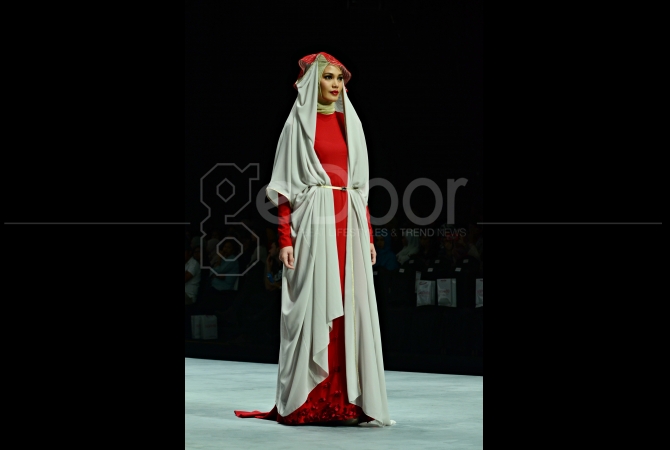 Perpaduan warna merah dan crem menambah pesona hijab dengan model seperti topi