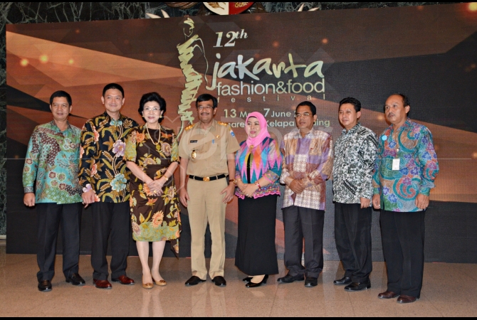 Jajaran Petinggi Jakarta Fashion Food Festival bersama Wakil Gubernur DKI Jakarta saat peresmian JFFF 2015 di Balai Kota