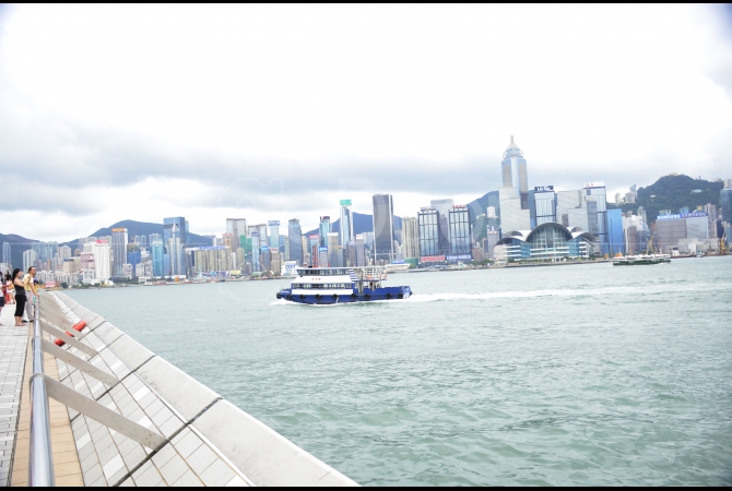 Dari Avenue of Stars ini kita bisa melihat wajah Hongkong dengan deretan pencakar langit yang berbaris dengan rapi