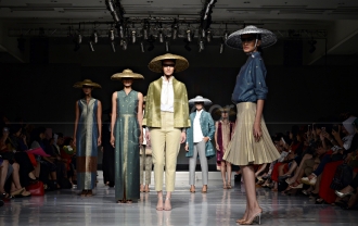 Cita Tenun Indonesia Mempersembahkan “Jalinan Lungsi Pakan”