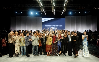 Karya Peggy Hartanto Dan Sean and Sheila Resmi Tutup Indonesia Fashion Week 2015