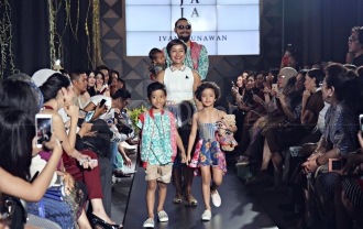 Koleksi JAJAKA Ivan Gunawan Di Batik Fashion Week
