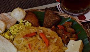 Menikmati Nasi Liwet Yang Lezat Di Dapur Selera