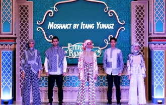 Sentuhan Jepang dan Lipatan Origami dalam Gaun Muslim Itang Yunasz