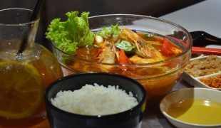 Tom Yum Lezat Dan Taro Frappe Segar Ala Steamboat 78 & DeCoff Cafe