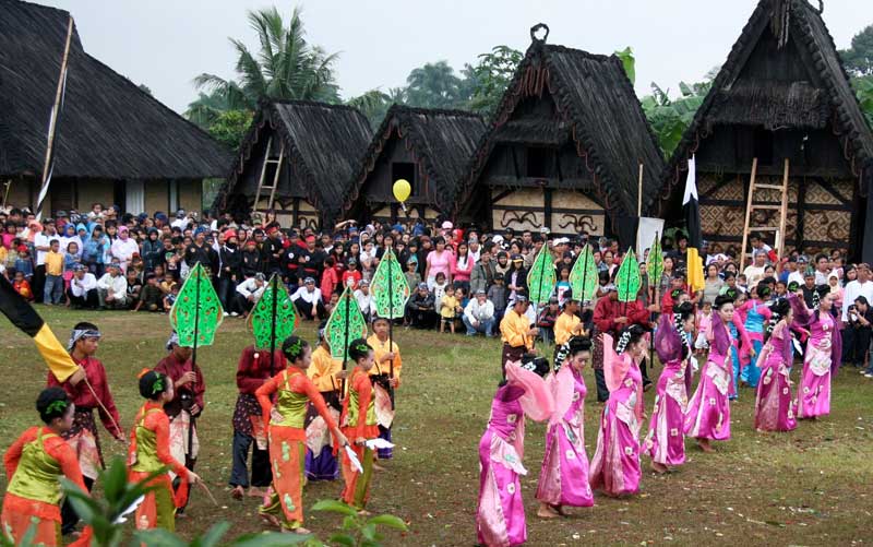 Upacara Seren Taun Di Kuningan