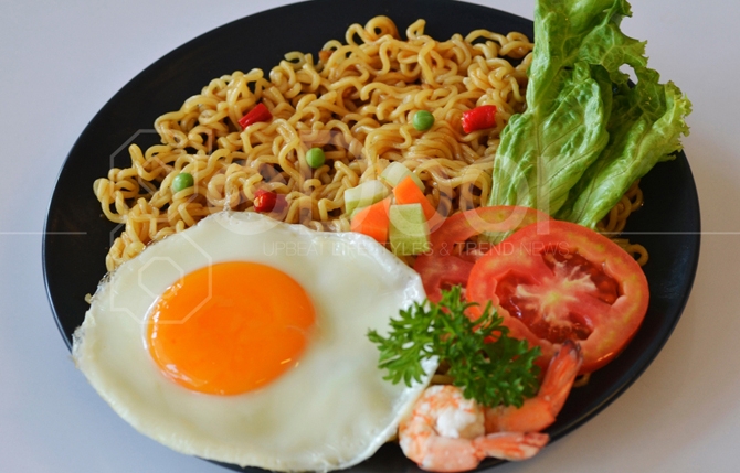 Makan Mie Mirip Dengan Bungkusnya, Cuma Ada Di Mix Diner & Florist Makan Mie Mirip Dengan Bungkusnya, Cuma Ada Di Mix Diner & Florist