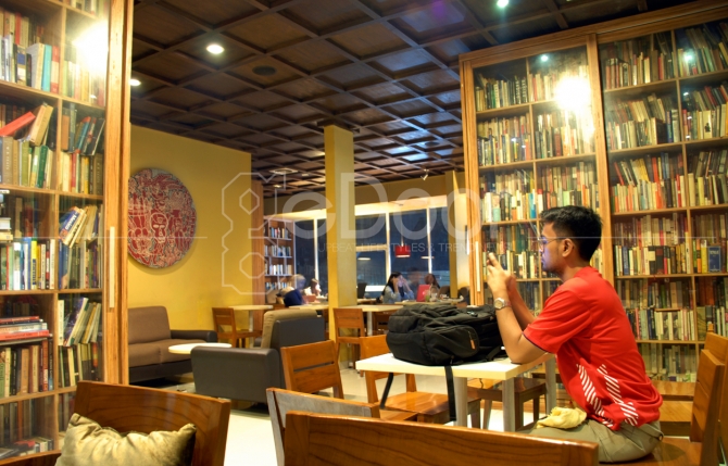 Reading Room, Coffee Shop Unik Dengan Konsep Perpustakaan