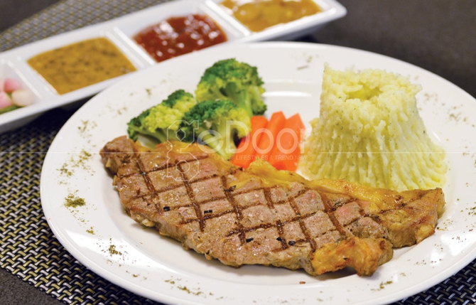 Sirloin Steak Spesial Dari Golden Key Bistro