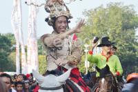 Jakarnaval 2013 Jokowi Menyapa Masyarakat Sambil Berkuda